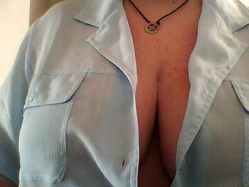 camicia azzurra aperta