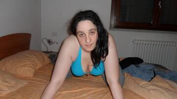 in costume sul letto