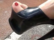 MISS WAGON AL PARCO MENTRE PARLA CON UN SEGAIOLO SEDUTA SULLA PANCHINA CON LE SCARPE FETISH PLEASURE