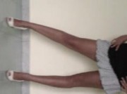 Striptease e masturbazione in mini e zeppe bianche