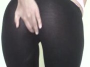 Striptease e masturbazione in pantacollant neri